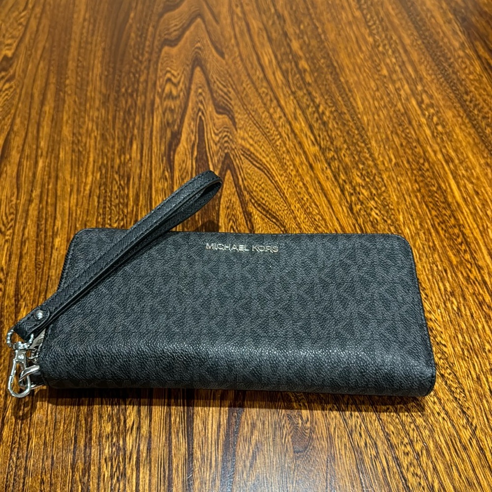 Michael Kors Jet Set signature wristlet / wallet